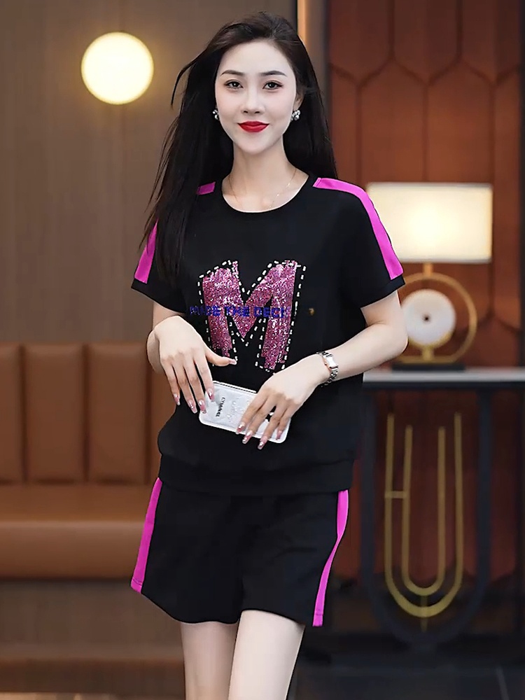Women Fashion Over The Years - Completo sportivo alla moda per donna,
