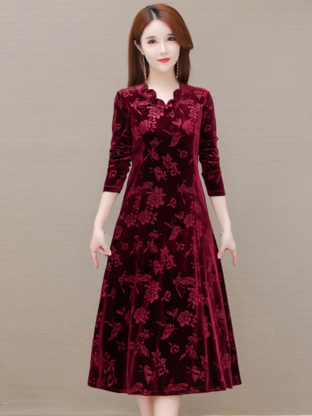 Women Fashion Over The Years - Elegante Abito in Velluto con Scollo