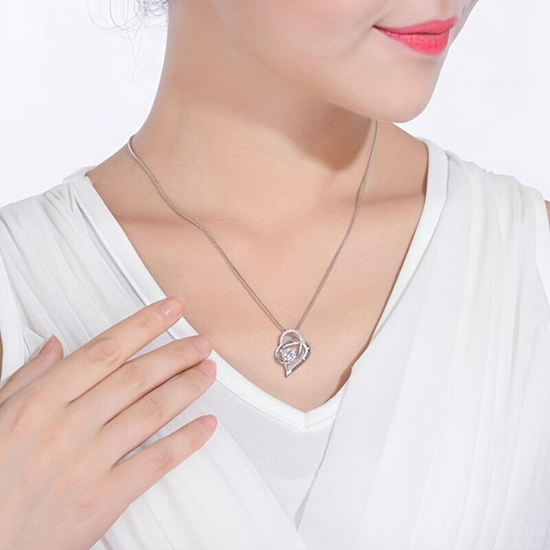 Un elegante collana con ciondo - Women Fashion Over The Years recensione e prezzo