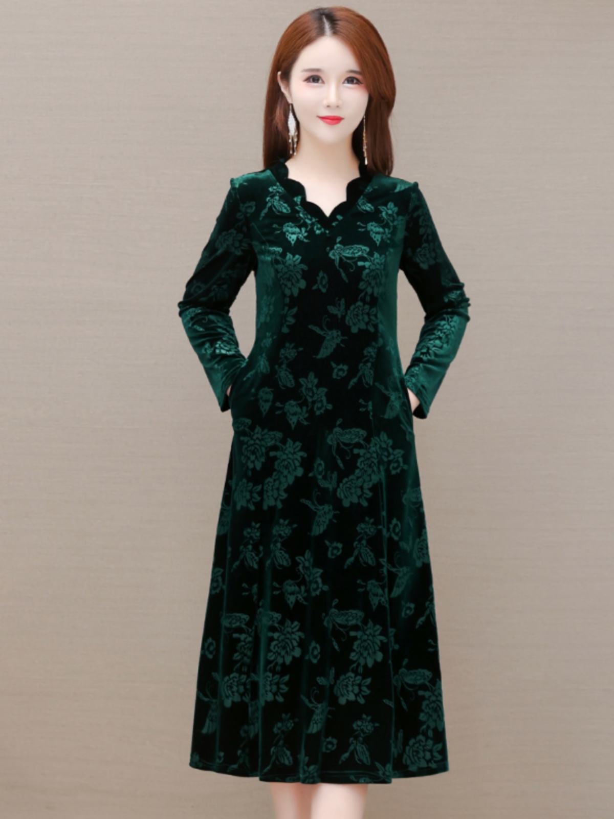 Elegante Abito in Velluto con  - Women Fashion Over The Years recensione e prezzo