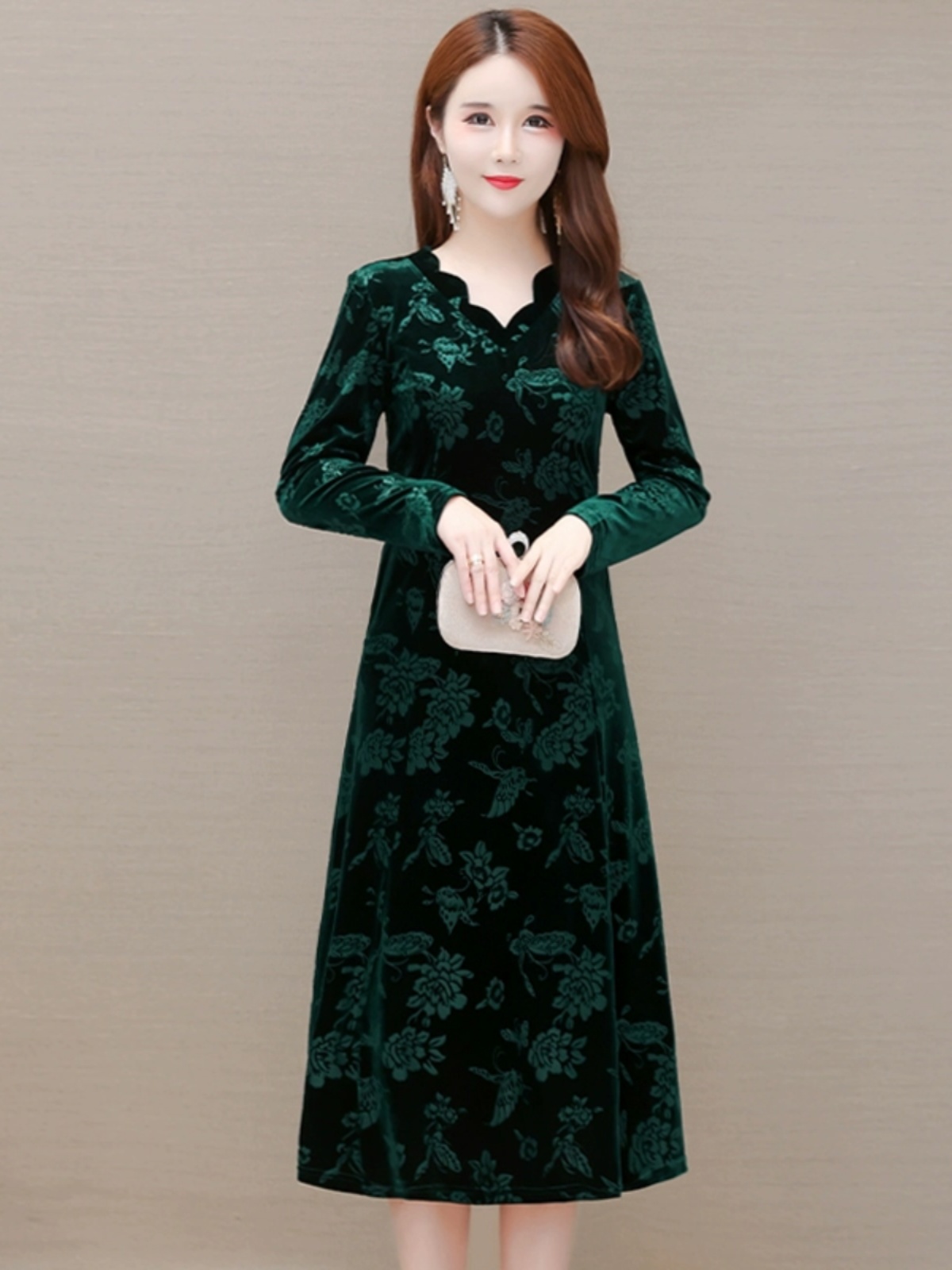 Elegante Abito in Velluto con  - Women Fashion Over The Years recensione e prezzo